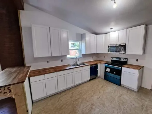 Hunter's Roofing & Construction Logo