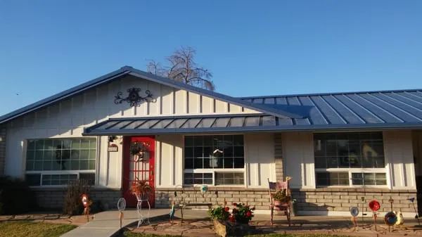 Incredible Roofs LLC Logo