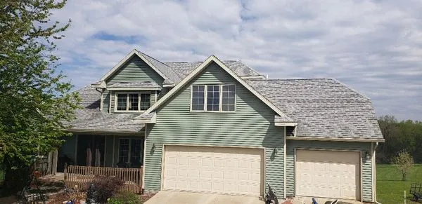 Independiente Vinyl Siding and Roofing Logo