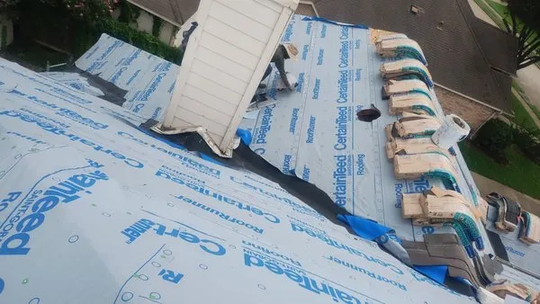 Inestroza Roofing & Construction Logo