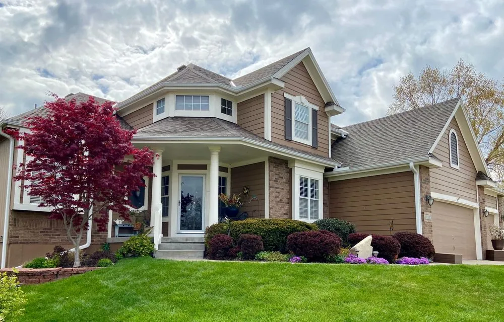 Emergency flat roof repair in Lee's Summit, MO - Integrity Roofing Siding Gutters & Windows