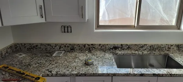 Isais Contractor Logo