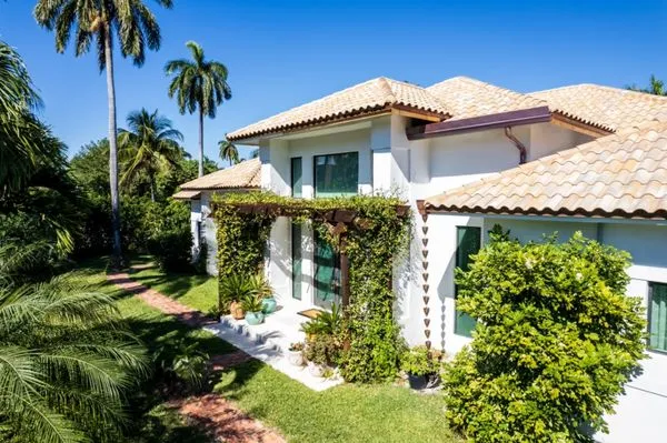 Istueta Roofing Logo