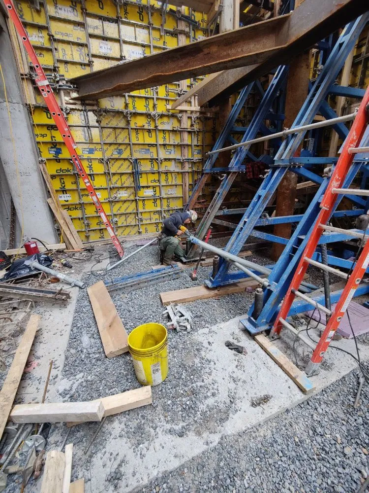 Slide of IZQ General Contractor