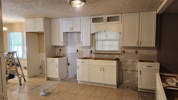 J Morris Enterprise Logo