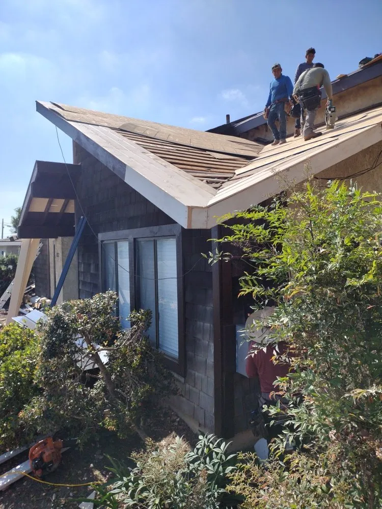 Slide of J&C López Roofing