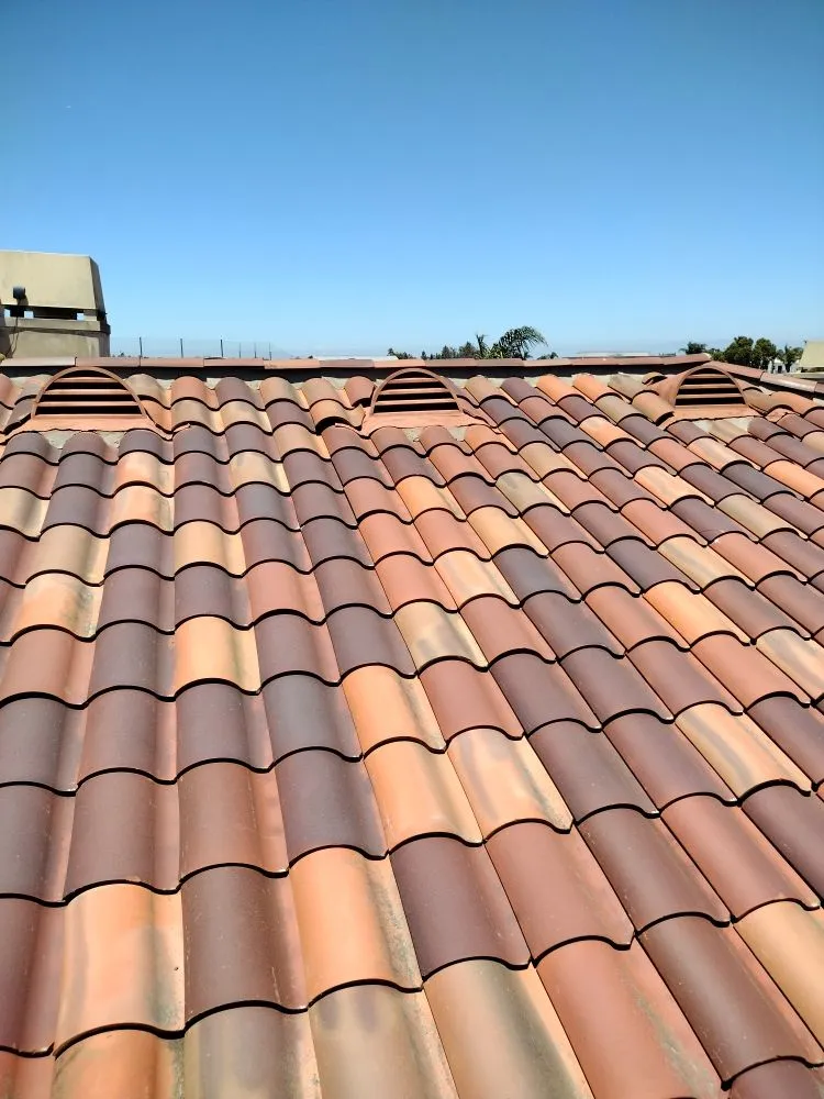 Slide of J&C López Roofing