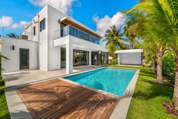 J&E construction Logo