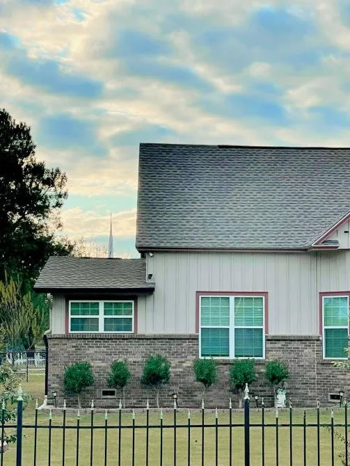 Slide of Justin Dye Roofing