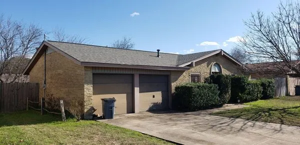 KLM Roofing & General Contracting Logo