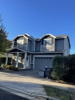 La Familia Construction Logo