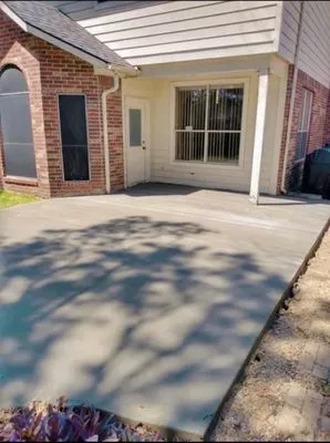 Lara’s Remodeling And Concrete Logo