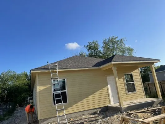 Lara’s Roofing Logo