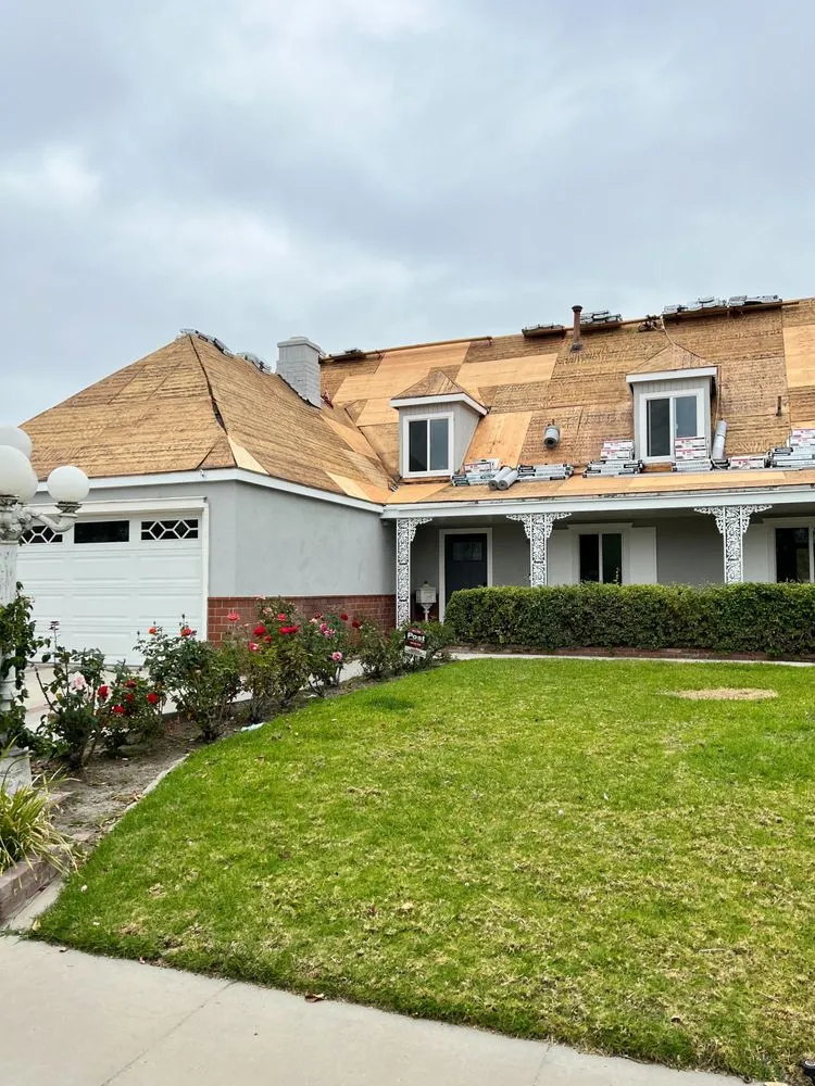 Slide of Lazaros Roofing