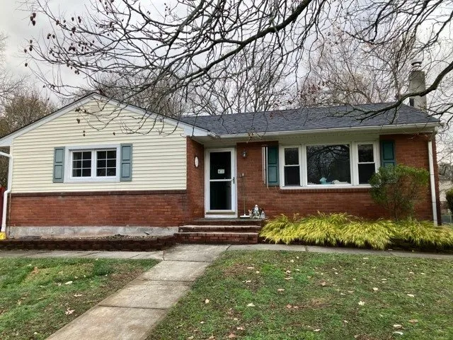 Slide of LE All Season Roofing & Siding