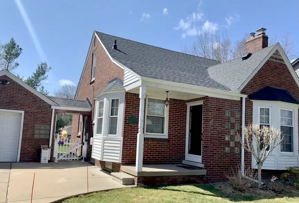 Emergency roof replacement experts serving St Clair Shores, MI - Leach Construction