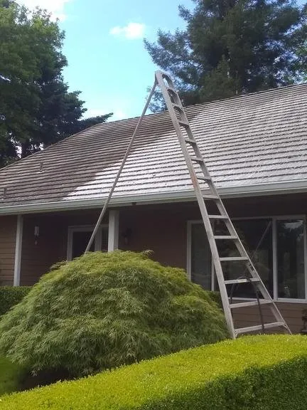 Slide of Lee Majors Roofing