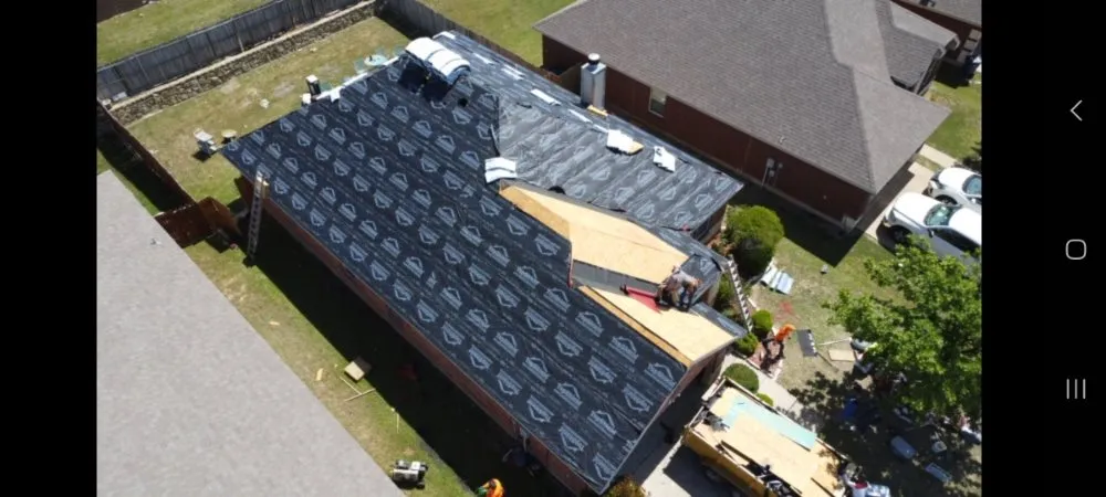 Slide of Lee's Roofing & Construction