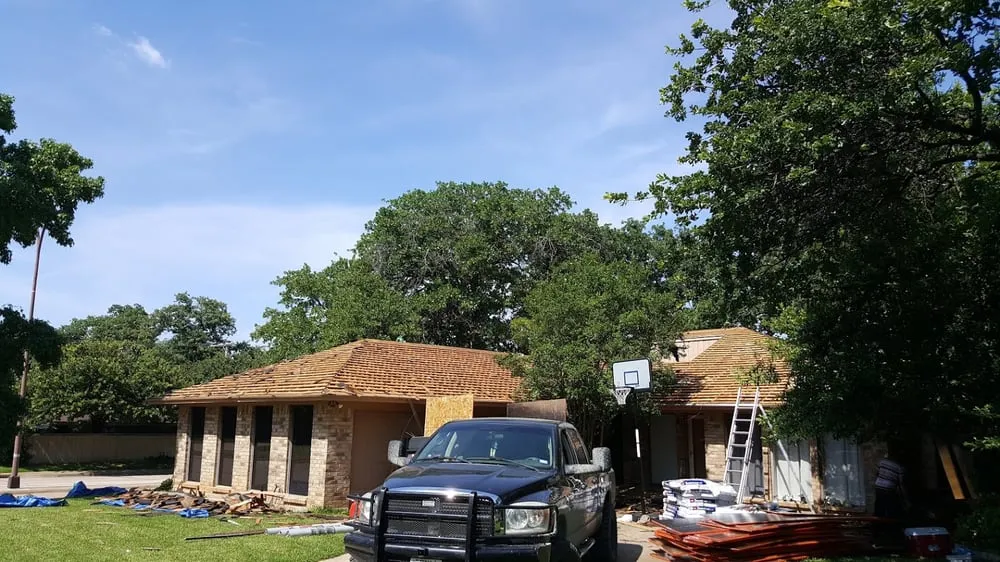 Slide of Lee's Roofing & Construction