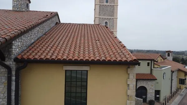 Lee's Roofing & Construction Logo