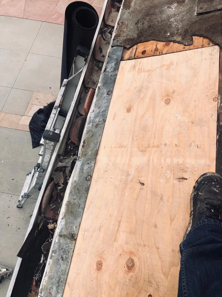 Slide of Lemus Roofing