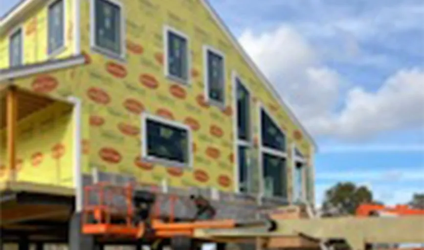 Slide of Leo Contractor