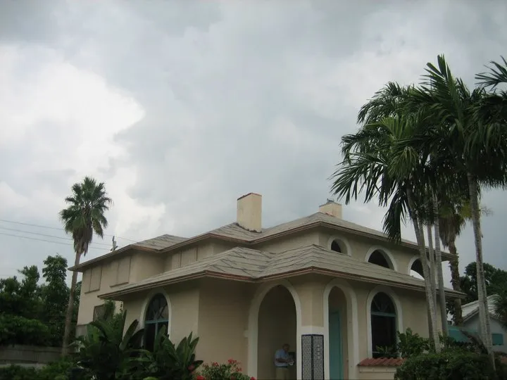 Slide of Leo Roofing & Construction