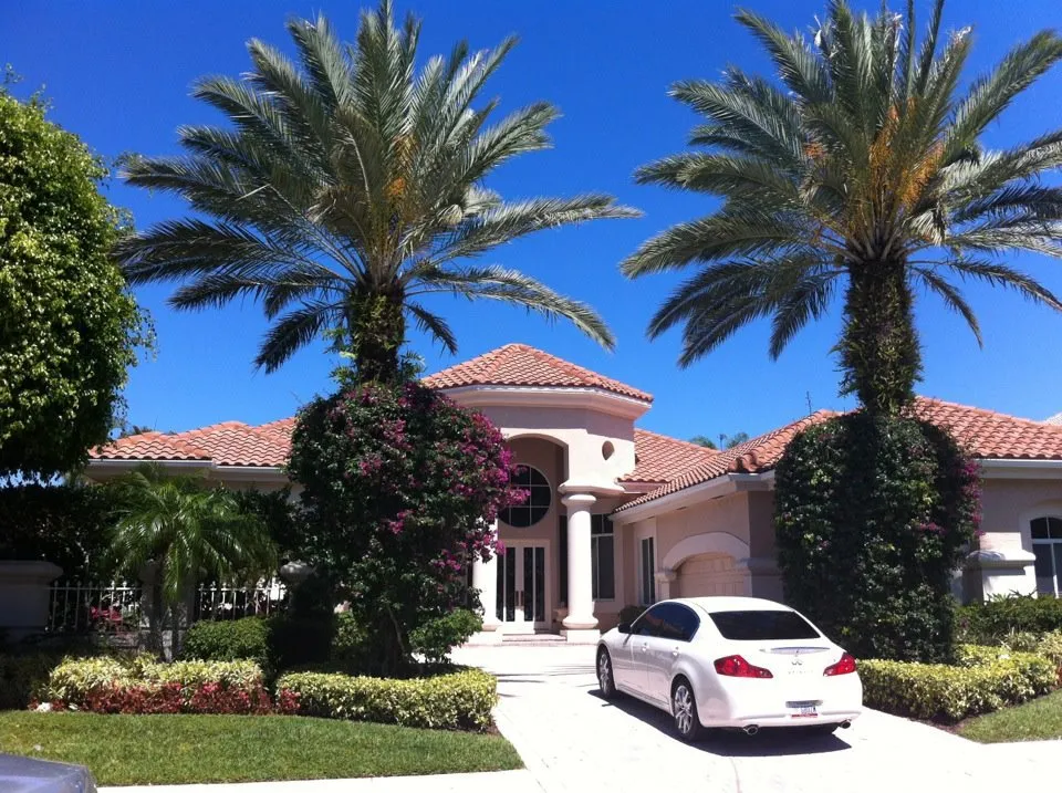 Slide of Leo Roofing & Construction