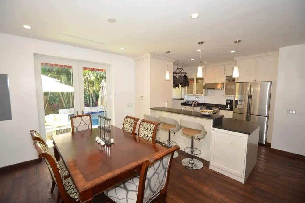 Slide of Leo Roofing & Construction