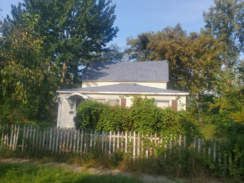 Slide of Leo's Roofing