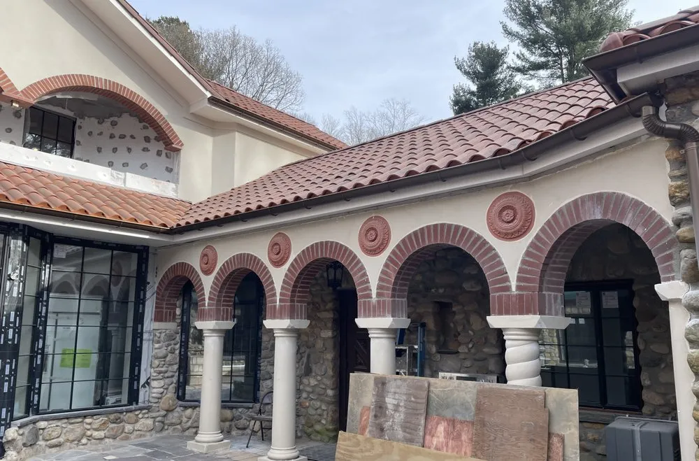 Slide of Lindstadt Seamless Gutters