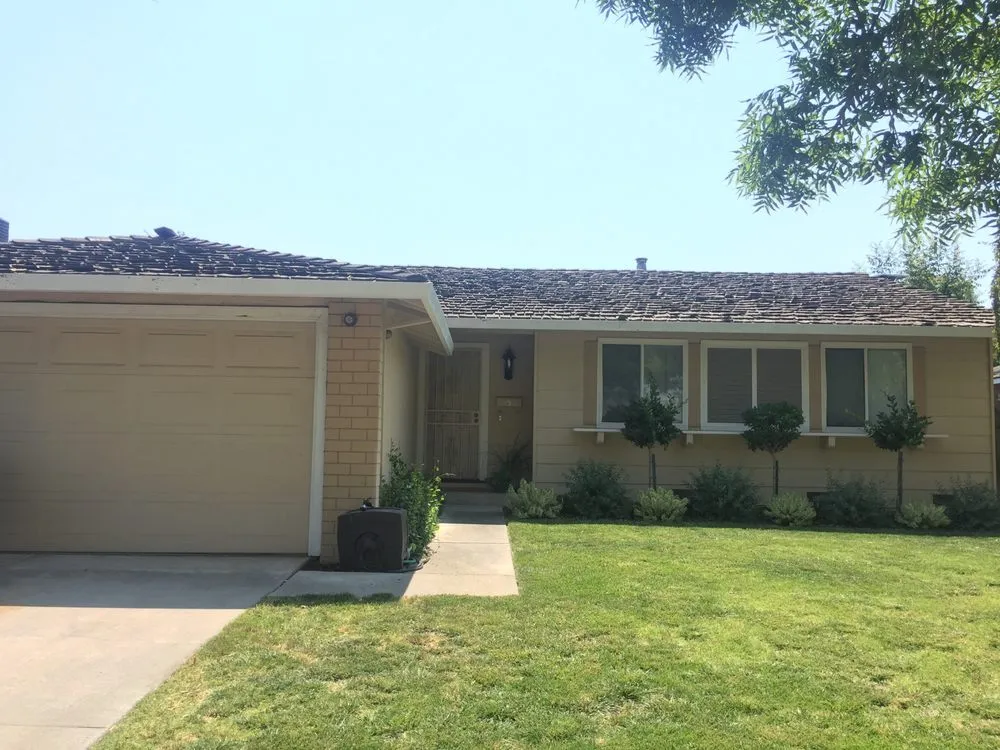 Slide of Lindy Roofing