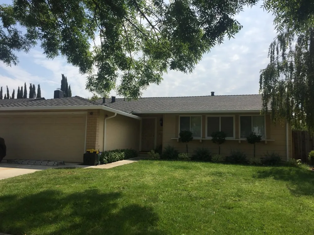 Slide of Lindy Roofing