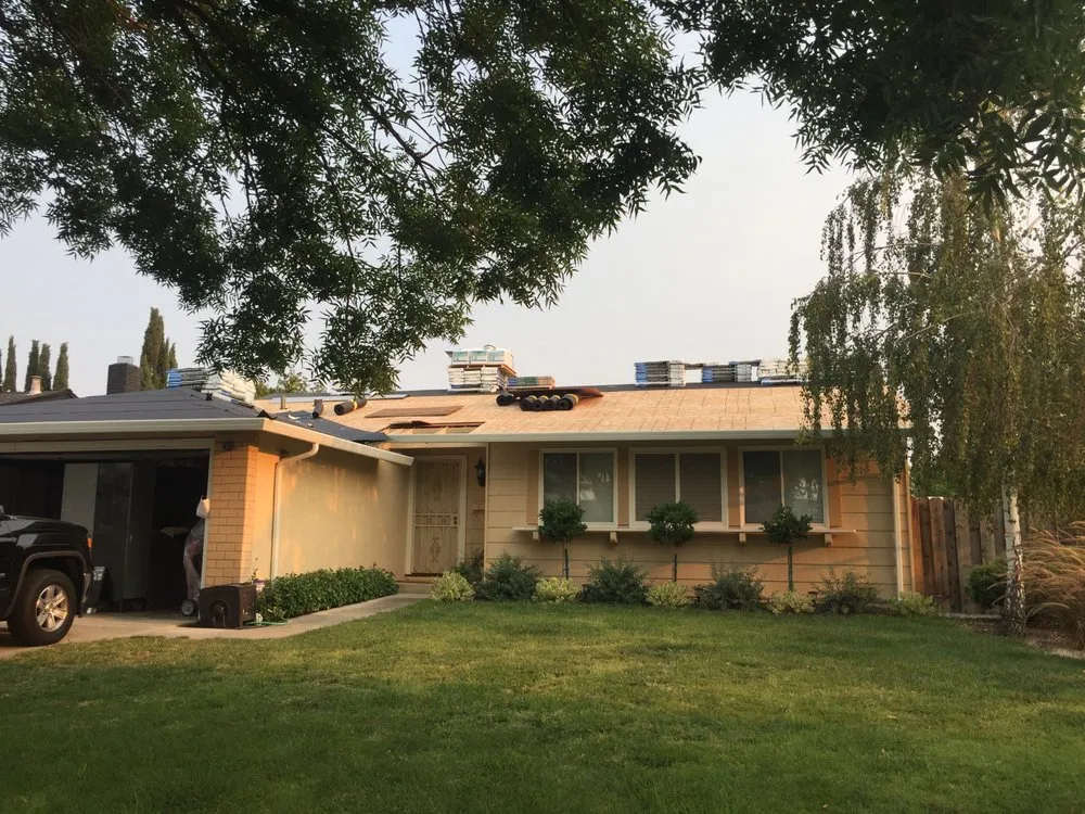 Slide of Lindy Roofing