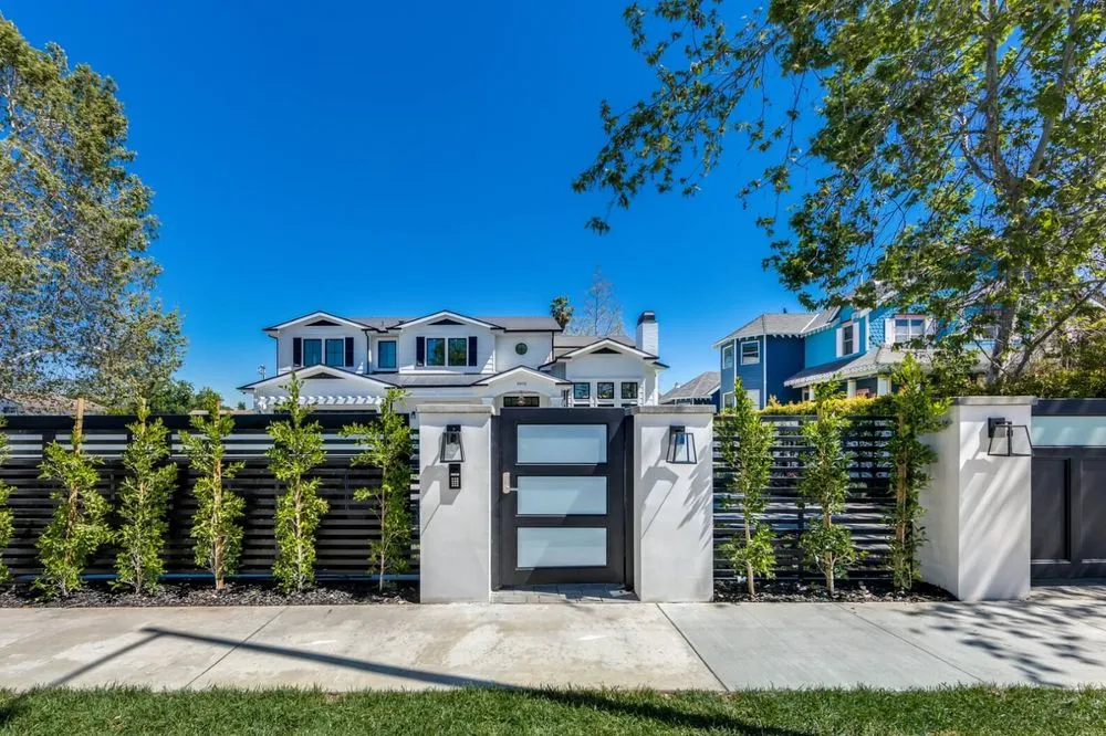 Licensed residential roofing service experts serving Tarzana, CA - Local Affordable Roofer