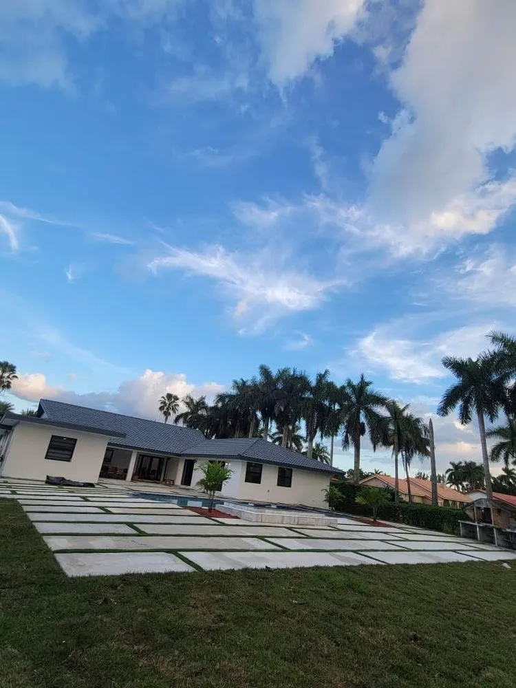 Slide of López López Construcción