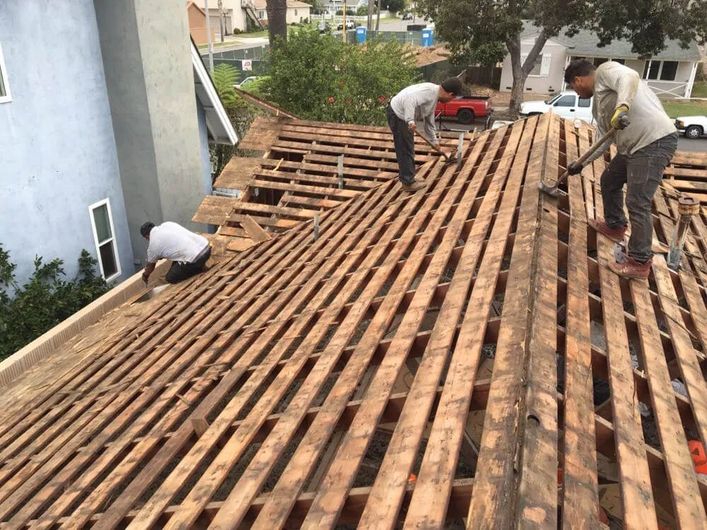 Slide of Luis Mendoza Roofing