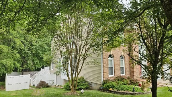 Luna Roofing & Siding Logo