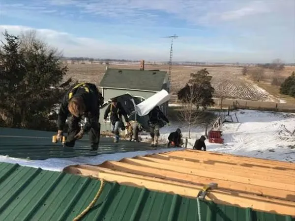 Slide of Luna's Roofing Service