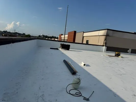 LYM Roofing solutions Logo