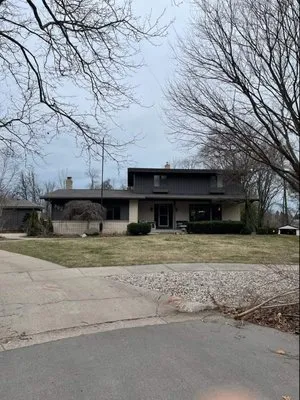 Magnum Roofing and Construction Logo