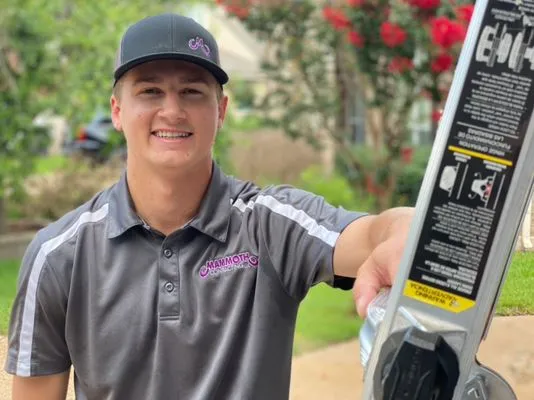 Mammoth Contracting - Round Rock Logo