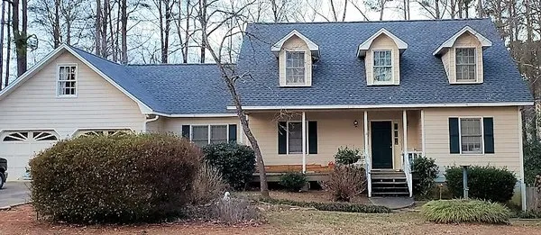 Mancilla Roofing & Construction Logo