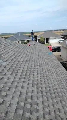 Mando’s Roofing & Construction Logo