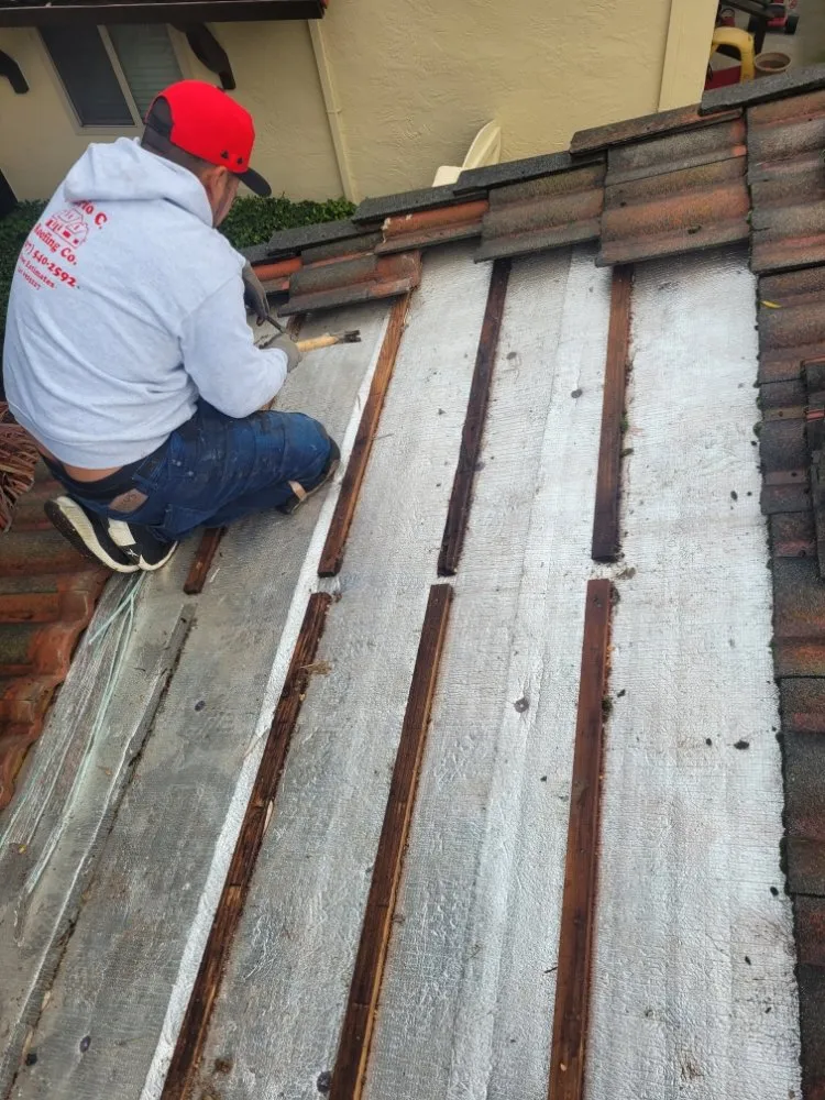 Slide of Mario Contreras Roofing