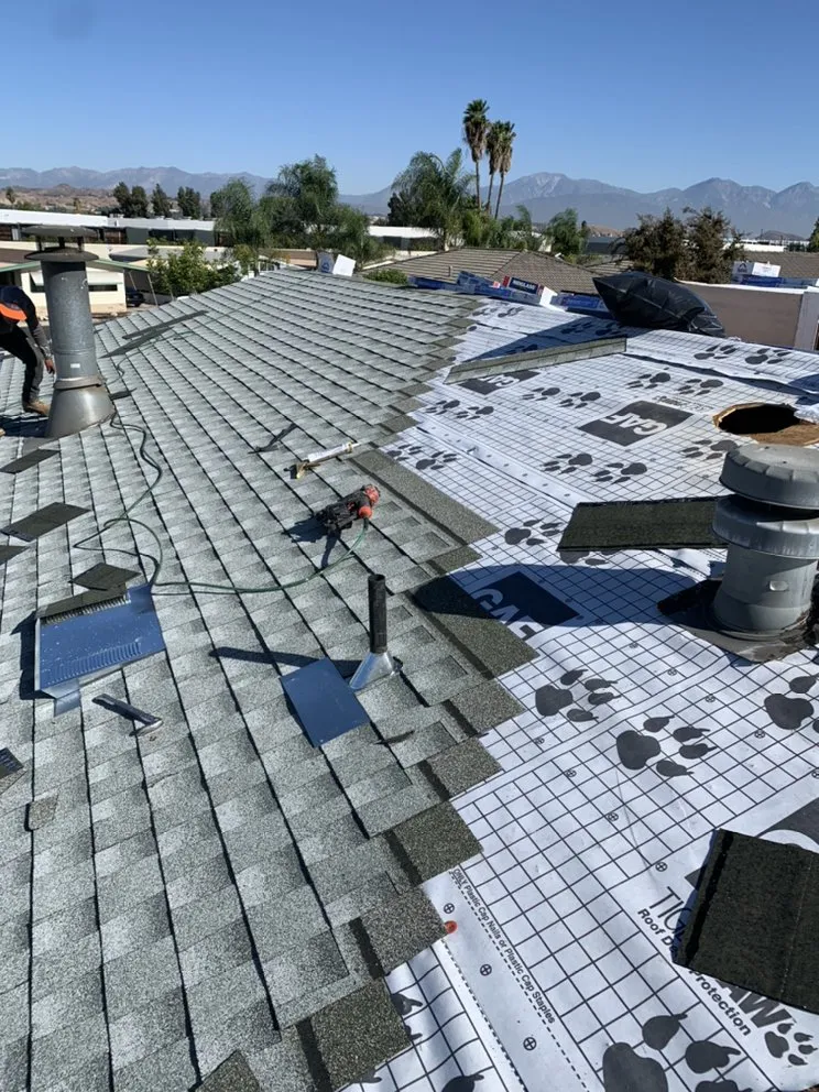 Slide of Markeasy Roofing