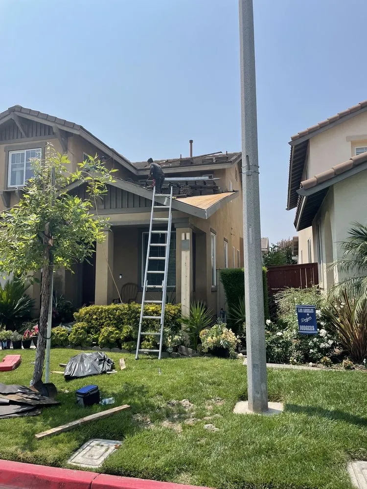 Slide of Markeasy Roofing