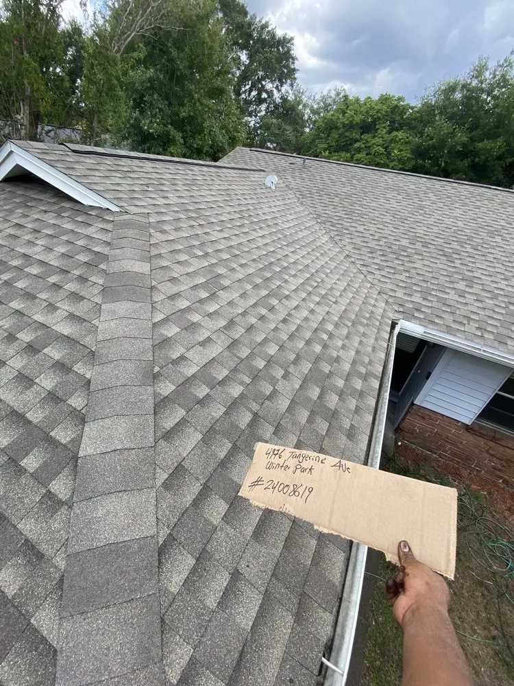 Slide of Marvin CX Construcción Roofing