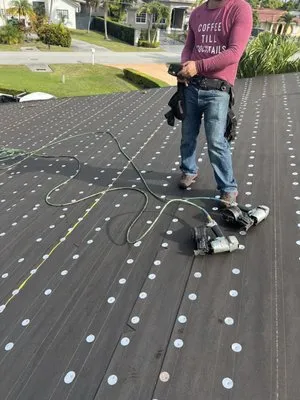 Master Roofing Group Logo