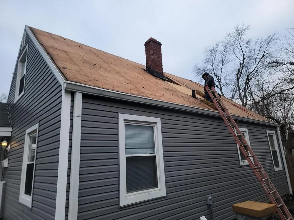 Licensed roof leak repair in Clayton, IN - Maximond Company